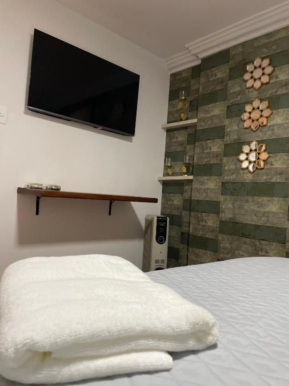 Postel nebo postele na pokoji v ubytování Leo room