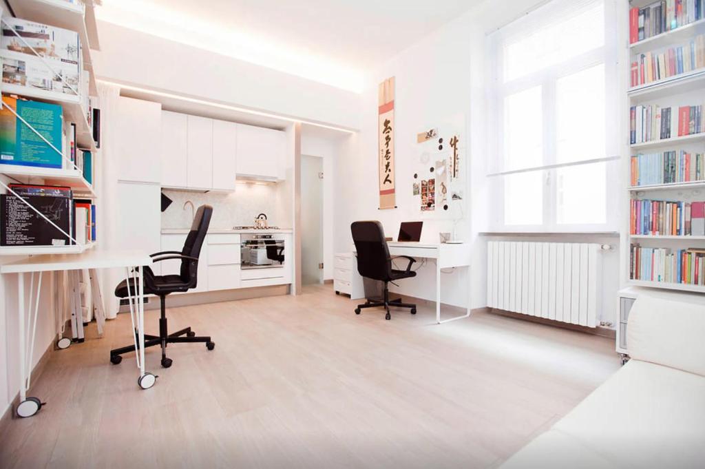 een wit kantoor met twee bureaus en twee stoelen bij Design Apartment - Milano City Center - Duomo in Milaan