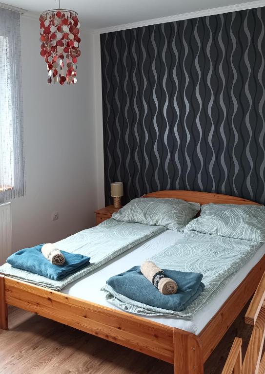 Posteľ alebo postele v izbe v ubytovaní Barackos Apartman