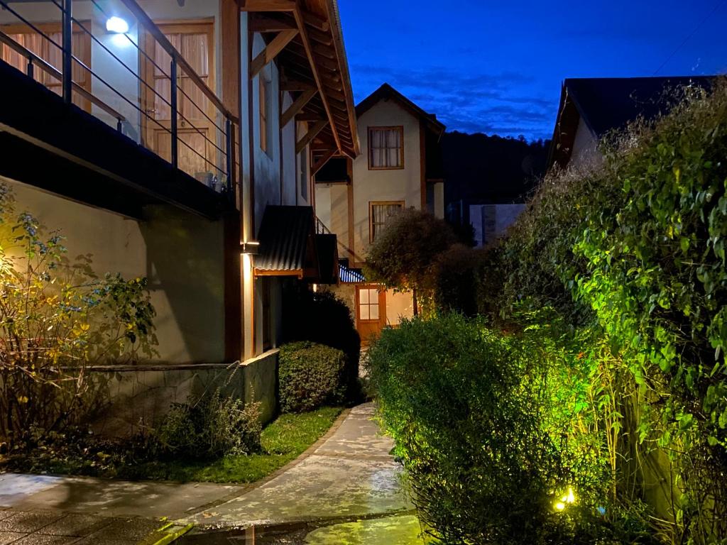 an alley with a house at night at Apartamento San Martín de los Andes in San Martín de los Andes