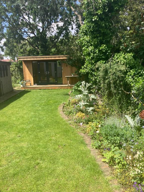 Gladstone Avenue Twickenham, Twickenham (updated prices 2024)