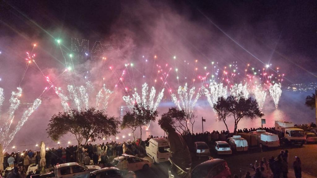 Eine Menschenmenge, die nachts Feuerwerk sieht in der Unterkunft Grand Harbour View in Valletta