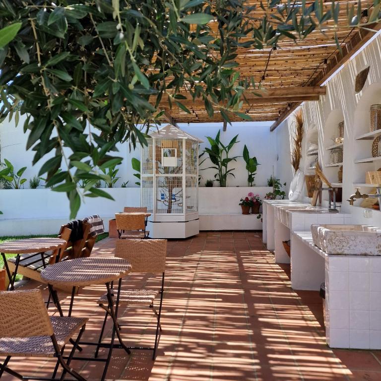 a room with tables and chairs and a plant at CASAS de CONSTÂNCIA in Constância