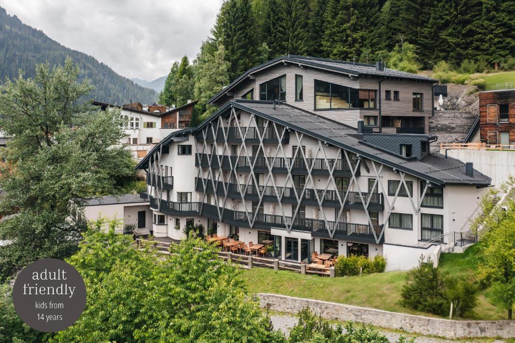 um grande edifício branco no topo de uma montanha em Arpuria l hidden luxury mountain home - ADULTS FRIENDLY em Sankt Anton am Arlberg