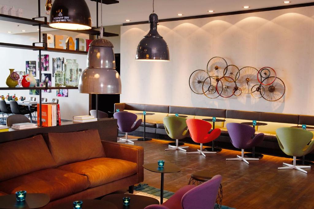 Posezení v ubytování Motel One Amsterdam