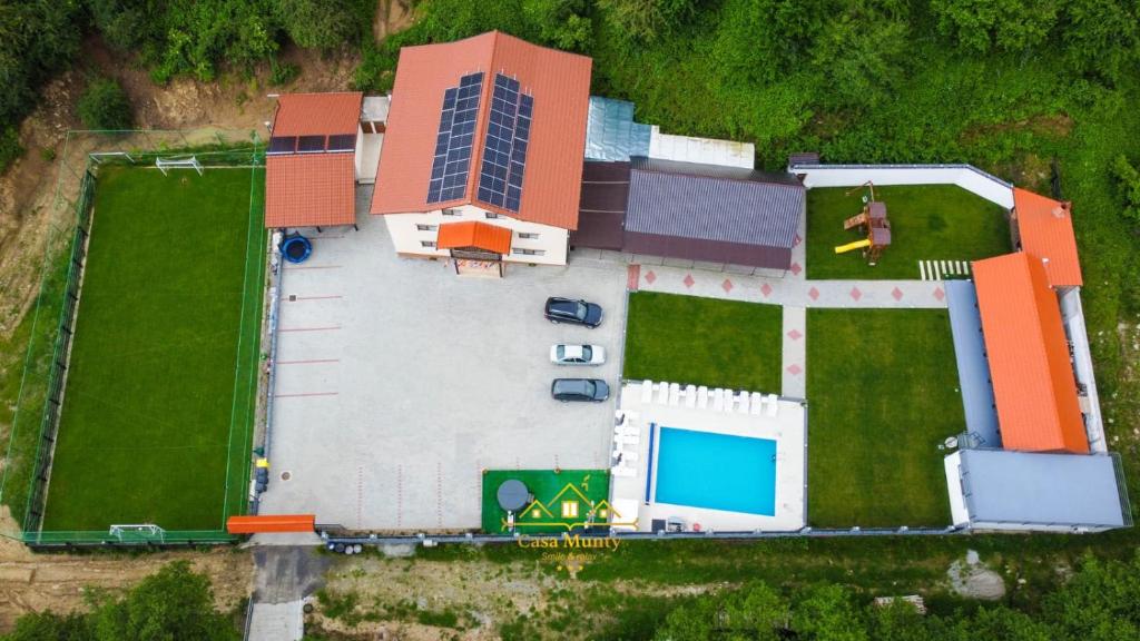 una vista aérea de una casa con piscina en Casa Munty, en Orlat