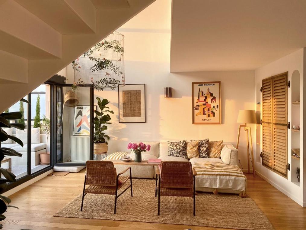 un salon avec un canapé et deux chaises dans l'établissement Magnifique penthouse familial à Saint Ouen - Idéal jeux Olympiques, à Saint-Ouen