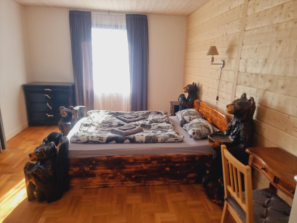 Postel nebo postele na pokoji v ubytování Bärenzimmer Wilderness Life