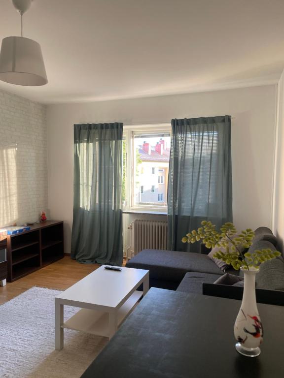 ein Wohnzimmer mit einem Sofa und einem Tisch in der Unterkunft Mysiga Lägenheten I Örebro in Örebro