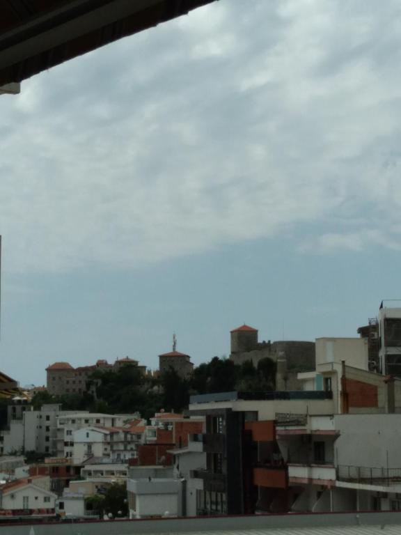 Nespecifikovaný výhled na destinaci Ulcinj nebo výhled na město při pohledu z ubytování v soukromí