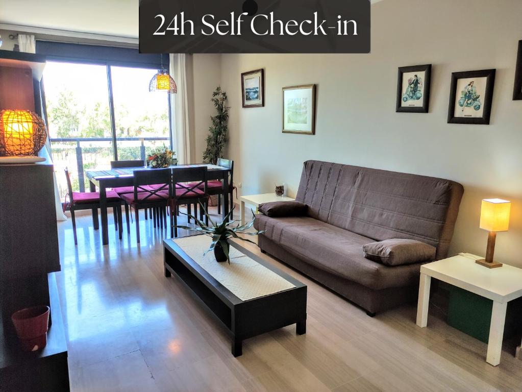 uma sala de estar com um sofá e uma mesa em Biopark View Apartment em Valência