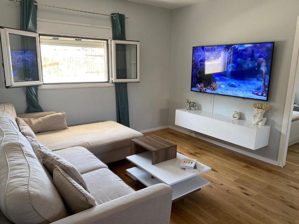 Gambar di galeri bagi Μοντέρνο άνετο διαμέρισμα με ξύλινες λεπτομέρειες! di Thérissos