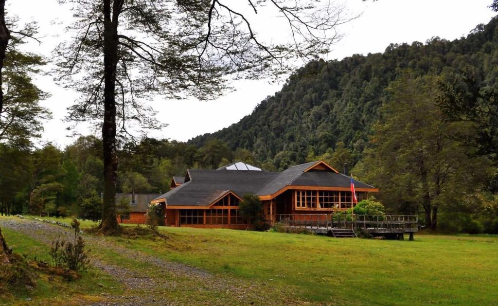 Peisaj natural din apropierea acestei cabane