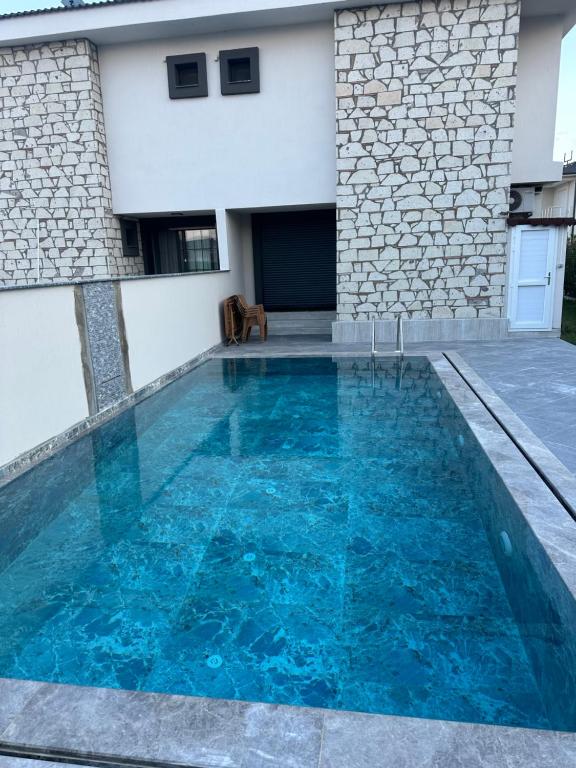 Bazén v ubytování Karaburun Mordoğanda Havuzlu & Bahçeli Lüx Villa nebo v jeho okolí