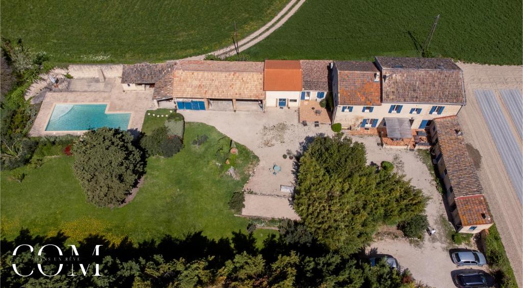 una vista aérea de una casa con patio en Mas Gardane en Pernes-les-Fontaines