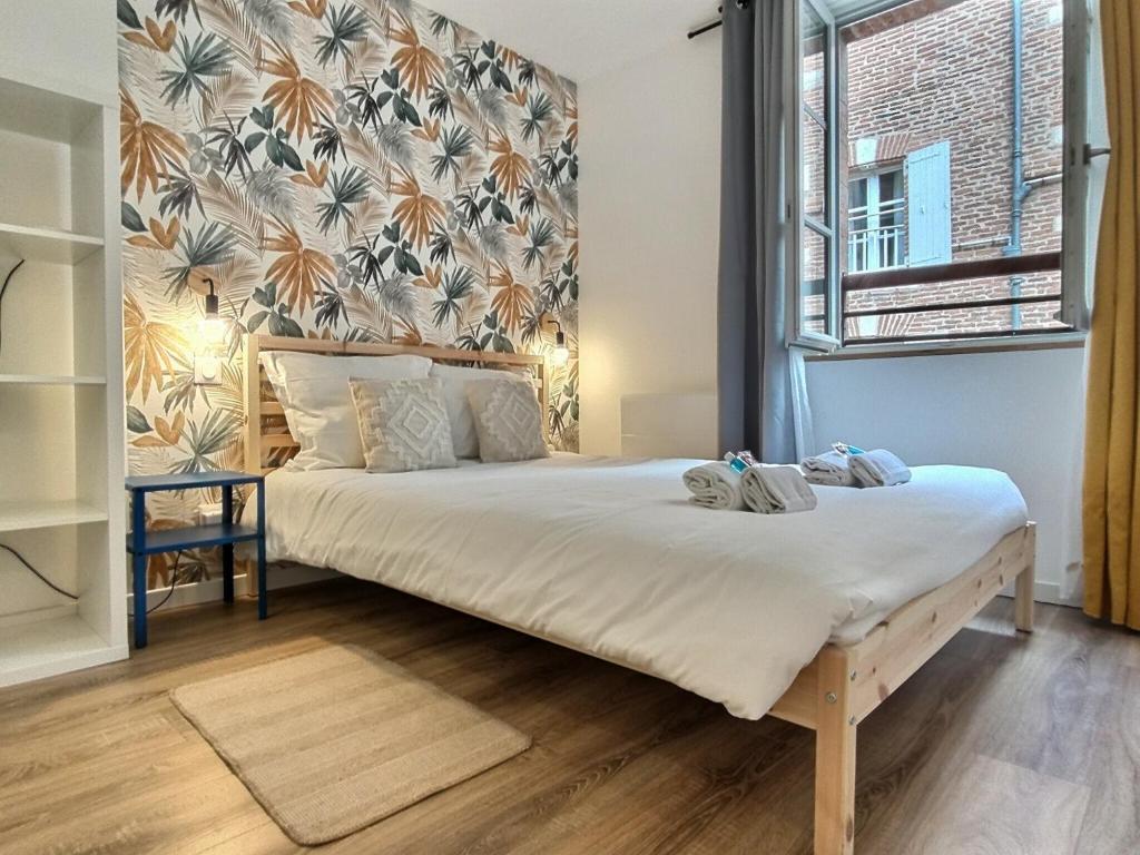 une chambre avec un grand lit dans une pièce dans l'établissement La Palmeraie - Hyper Centre - Fibre, à Albi