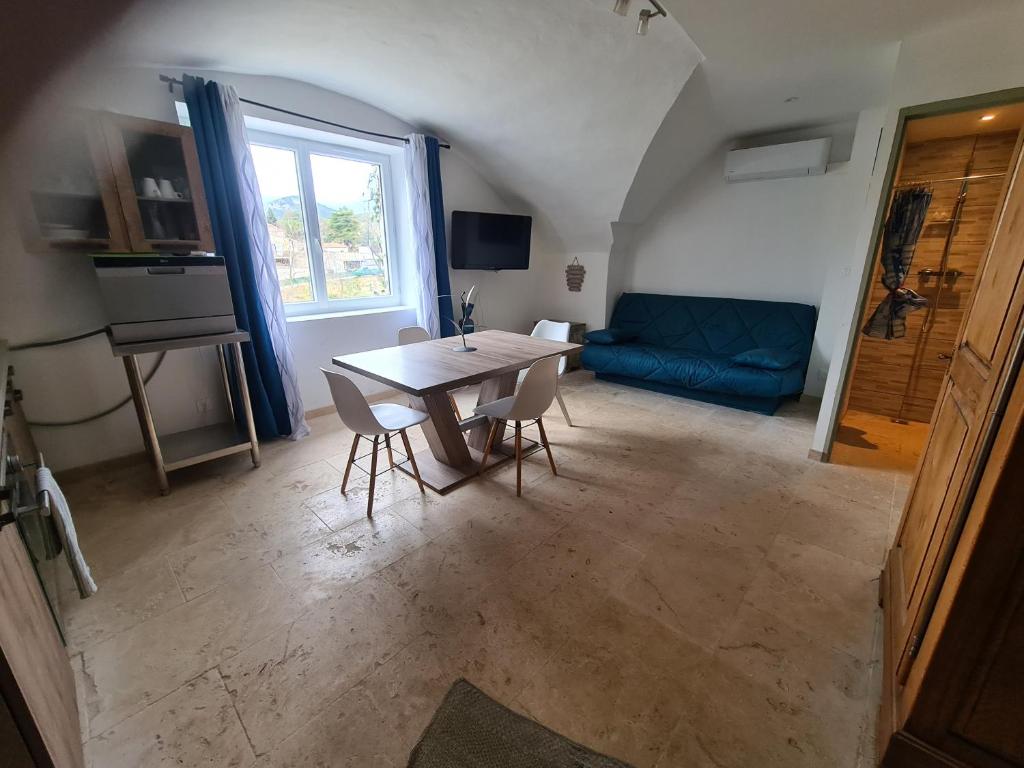 Photo de la galerie de l'établissement Studio équipé St Ambroix vue rivière, à Saint-Ambroix