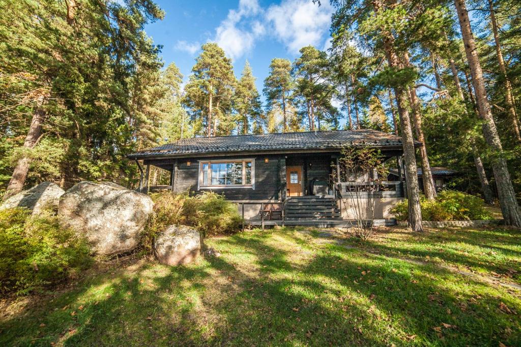 Pyhtaa的住宿－Villa Skitunäs，树林中的小木屋,带院子