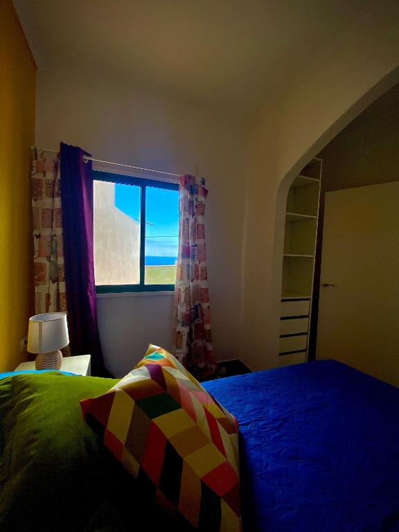 1 dormitorio con cama y ventana en ApKanariooo, en La Frontera