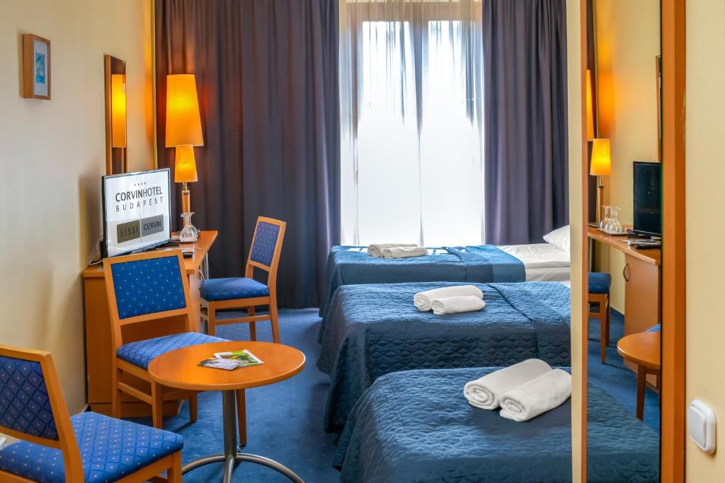 Postel nebo postele na pokoji v ubytování Corvin Hotel Budapest Sissi Wing
