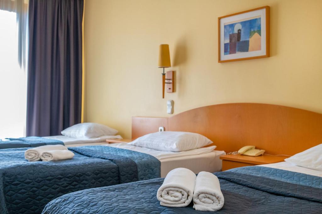 Postel nebo postele na pokoji v ubytování Corvin Hotel Budapest Sissi Wing