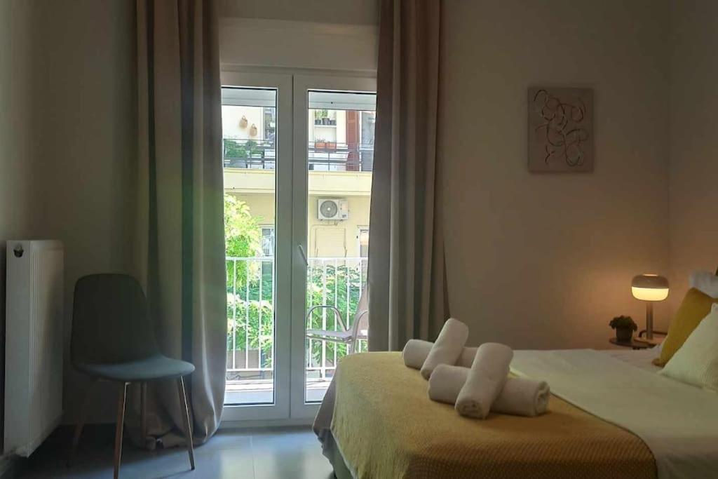 una camera da letto con un letto e una porta scorrevole in vetro di Sage Serenity central appartment a Salonicco