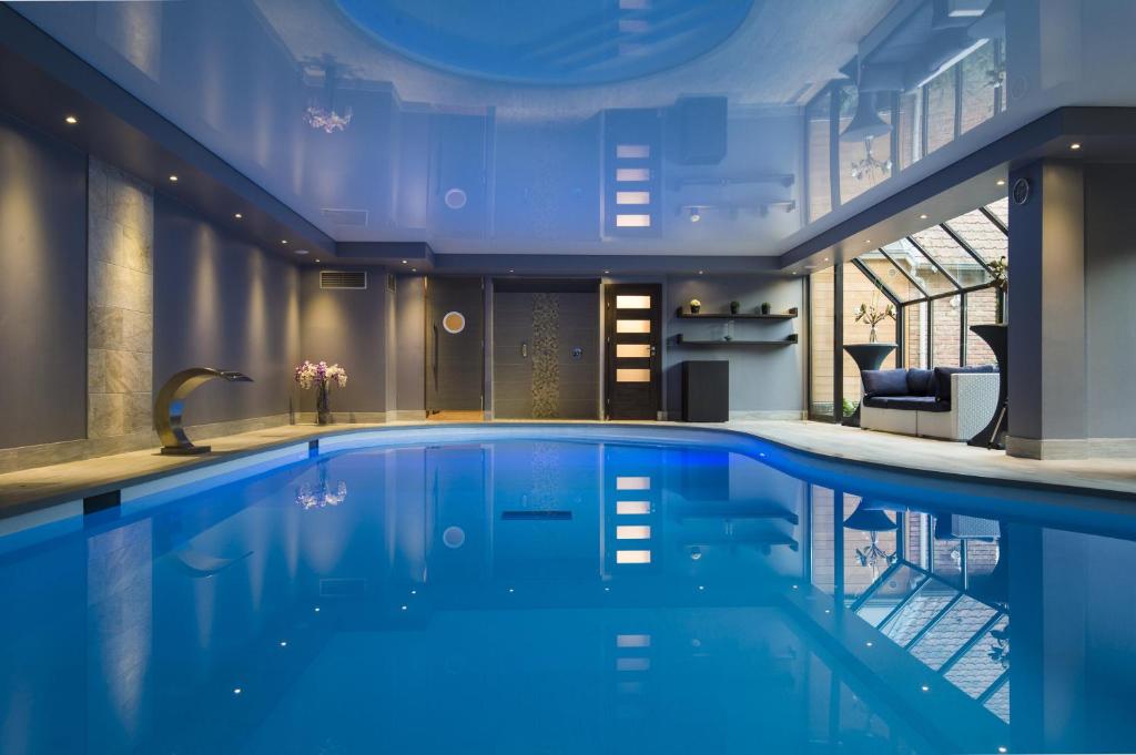 - une grande piscine dans une chambre d'hôtel dans l'établissement Espace Zen'ing, à Gondecourt