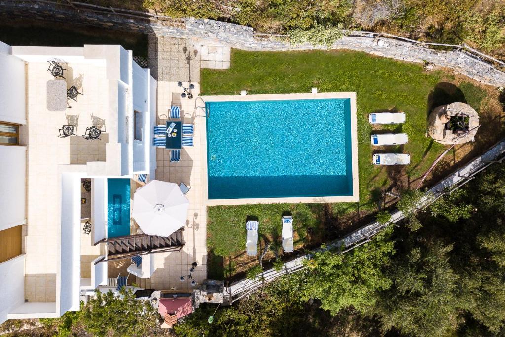 Πισίνα στο ή κοντά στο Villa Eleftheria: 5 bedroom villa with Pool & Jacuzzi in Panormo!