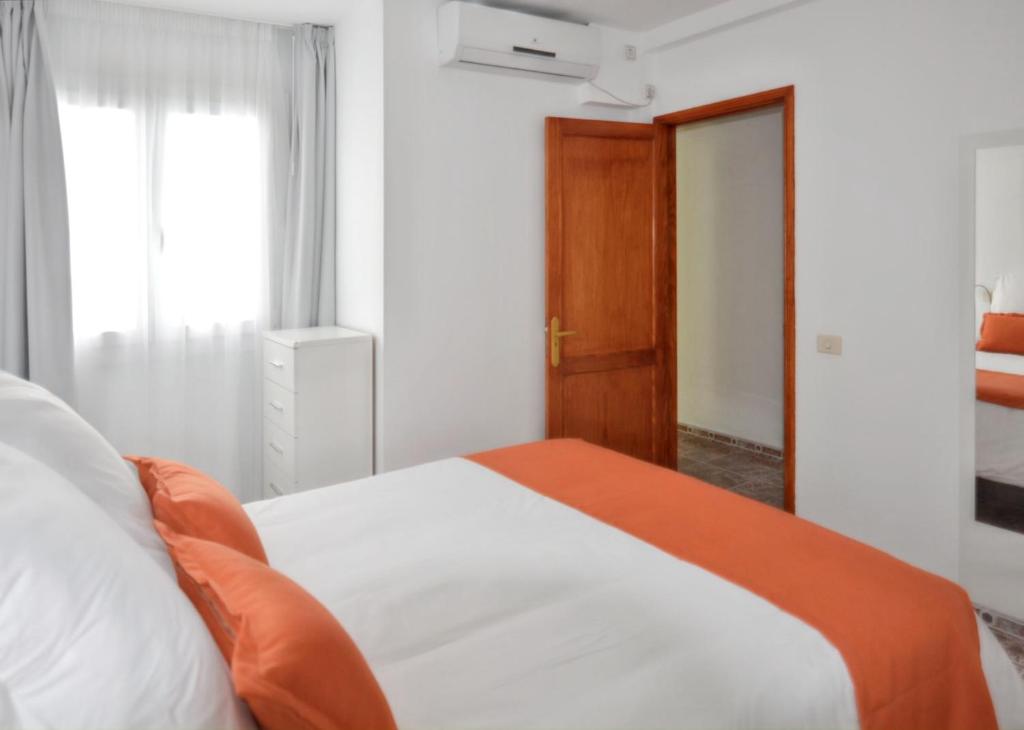 - une chambre avec un grand lit et une fenêtre dans l'établissement One bedroom apartement at Arinaga 500 m away from the beach with terrace and wifi, à Arinaga