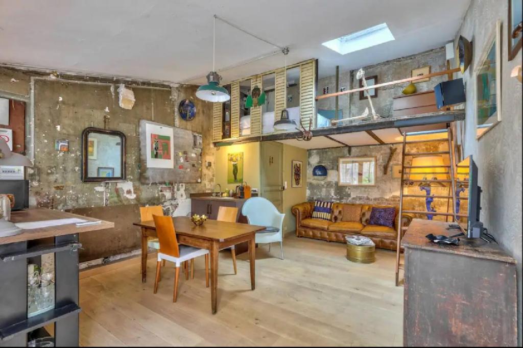 un salon avec une table et un canapé dans l'établissement Geranimus St Paul Coeur de paris, à Paris