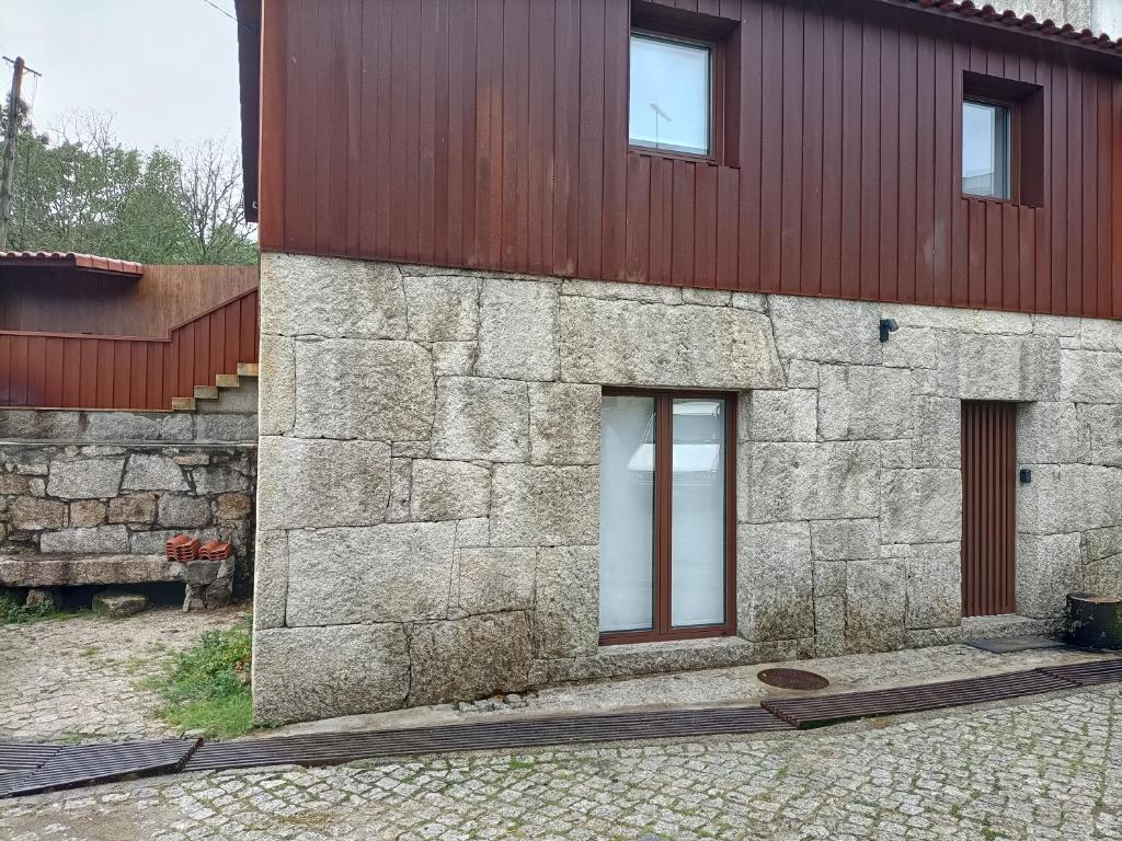 a stone building with two windows on the side of it at AL Fonte de S Tiago in Fafião