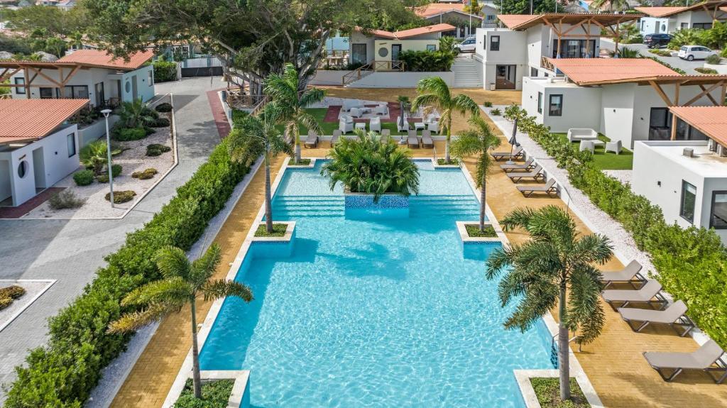 uma vista aérea de uma piscina num resort com palmeiras em Malvales Resort em Willemstad