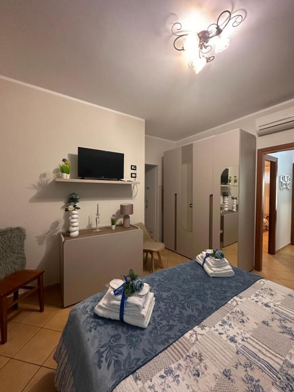 Łóżko lub łóżka w pokoju w obiekcie appartamento residence via giardini Acquamarina