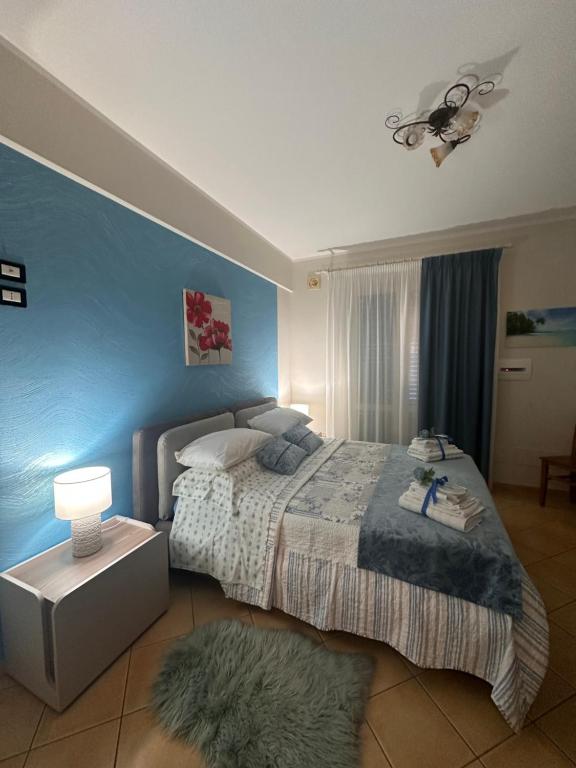 Łóżko lub łóżka w pokoju w obiekcie appartamento residence via giardini Acquamarina