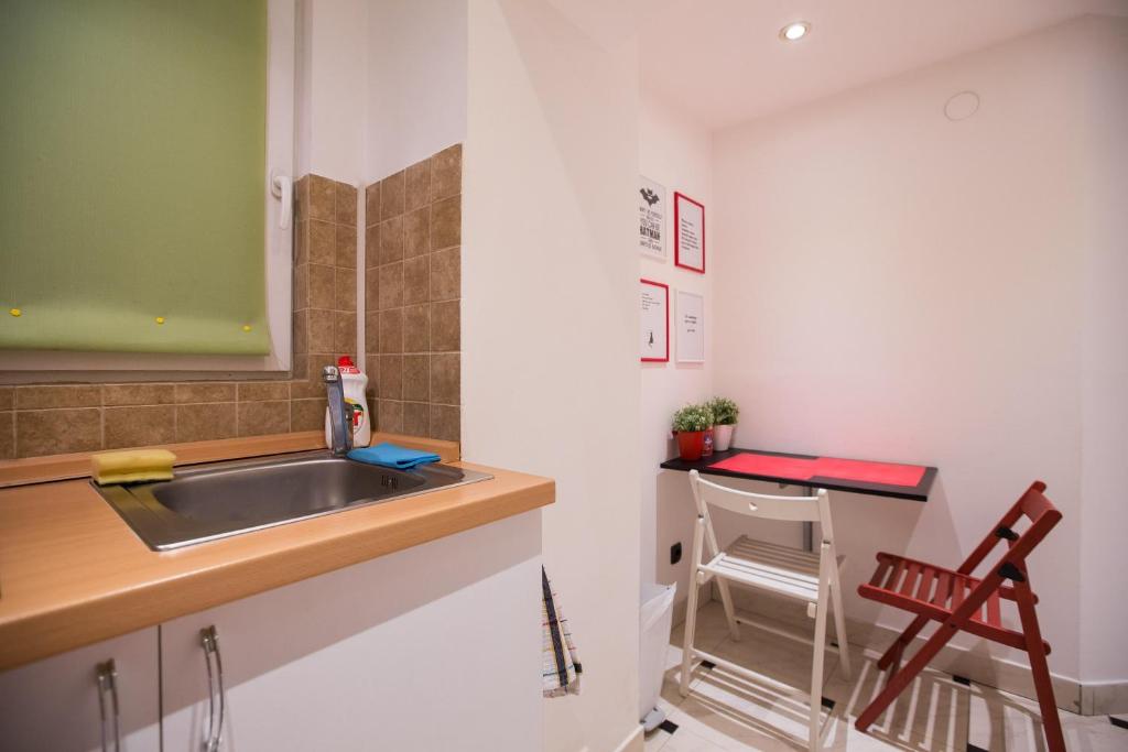 kuchnia ze zlewem i blatem w obiekcie eazZynight Center Apartment w Zagrzebiu