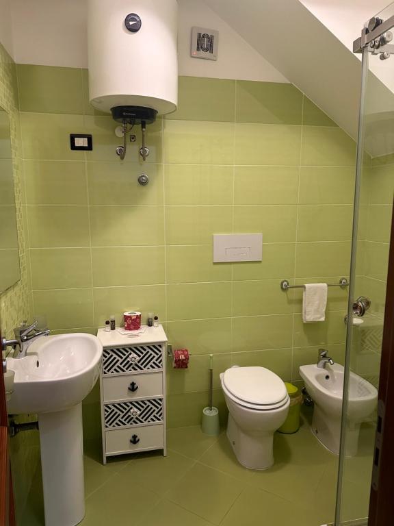 Łazienka w obiekcie appartamento residence via giardini Acquamarina