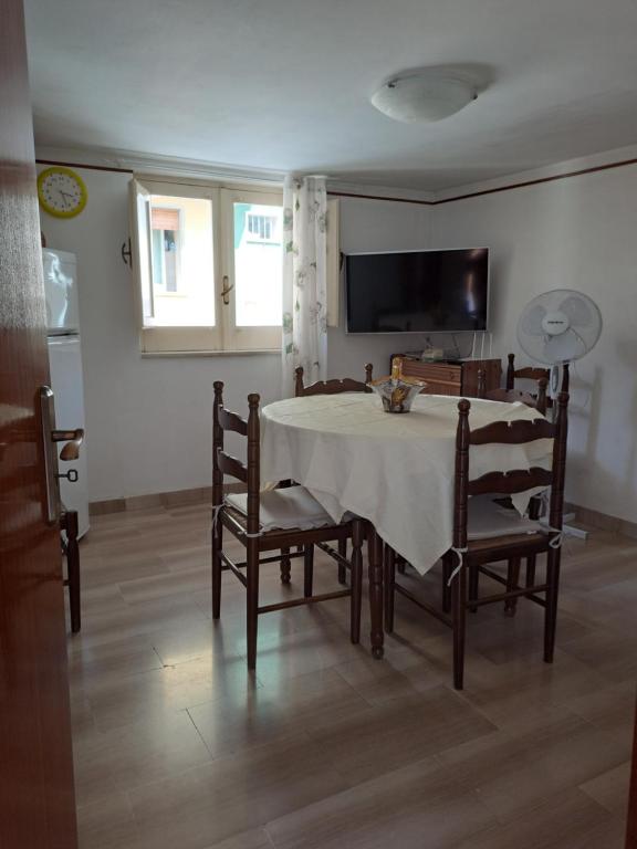 A television and/or entertainment centre at La dimora di nonna Giuseppa