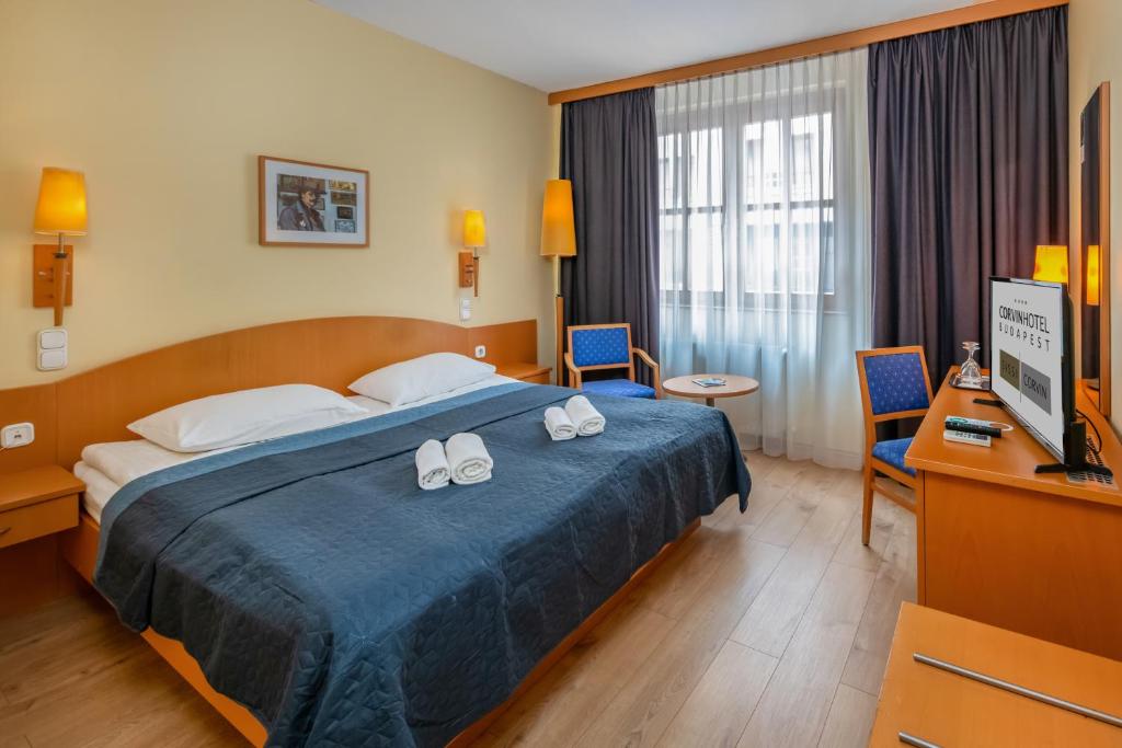 Säng eller sängar i ett rum på Corvin Hotel Budapest Sissi Wing