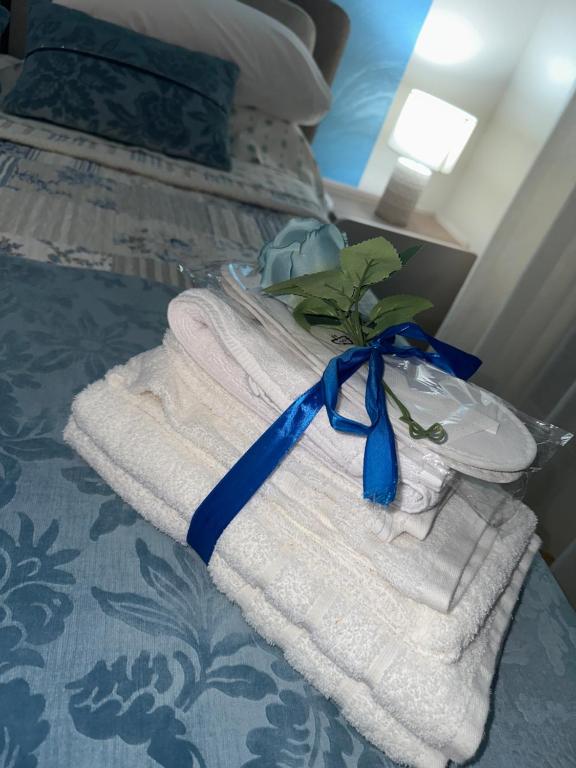 Łóżko lub łóżka w pokoju w obiekcie appartamento residence via giardini Acquamarina