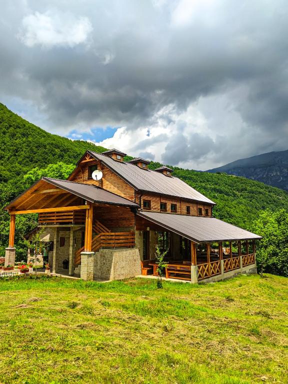 普卢日内Etno domaćinstvo Dvožak的山顶上的大型木屋