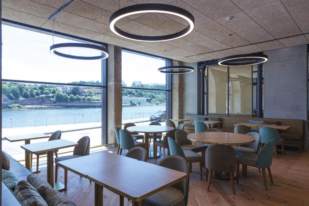 Výhled na řeku, která protéká v blízkosti hotelu
