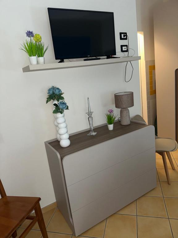 Telewizja i/lub zestaw kina domowego w obiekcie appartamento residence via giardini Acquamarina
