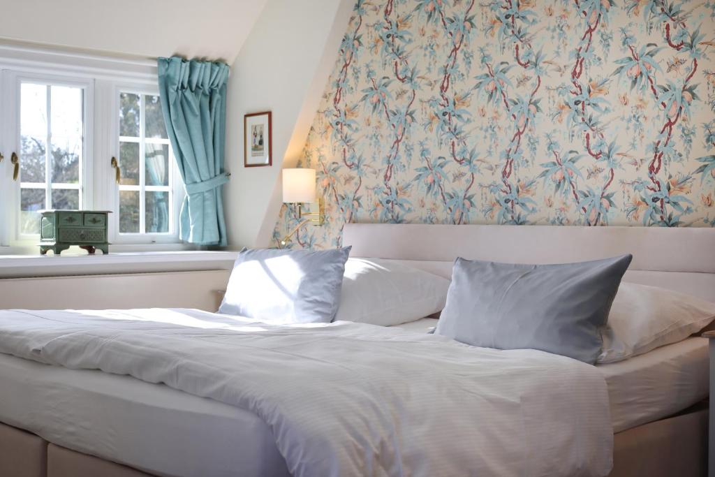 Boutiquehotel Seiler Hof Keitumにあるベッド