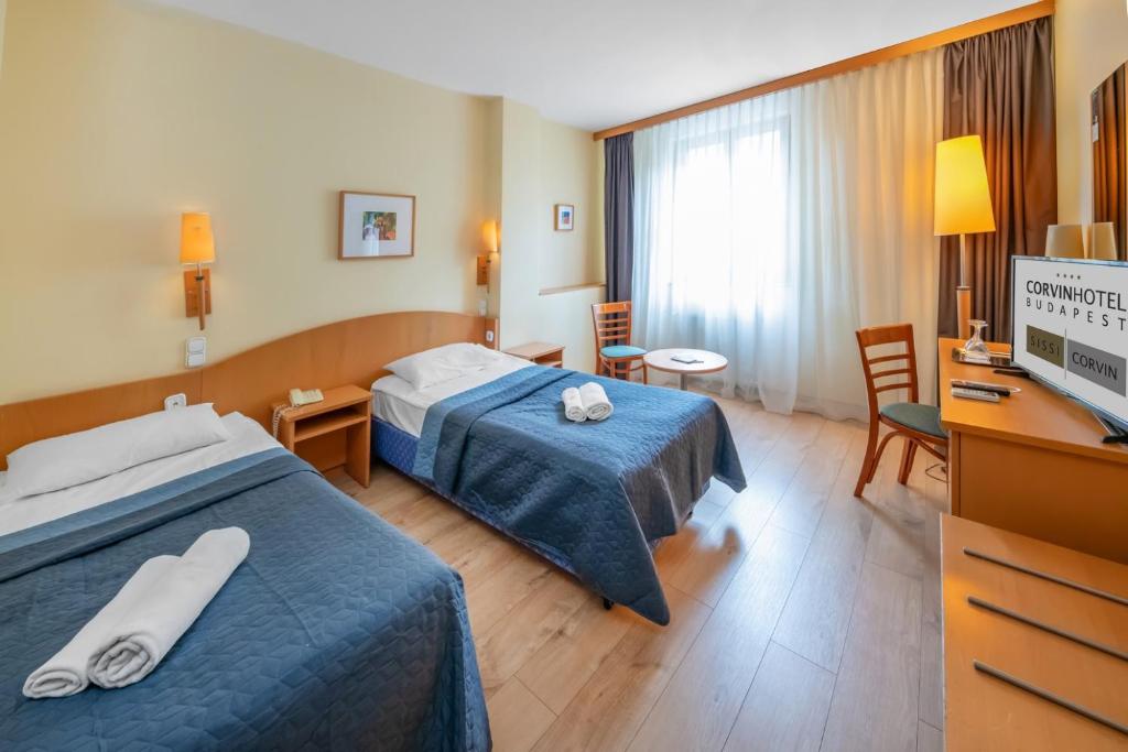 Postel nebo postele na pokoji v ubytování Corvin Hotel Budapest Sissi Wing