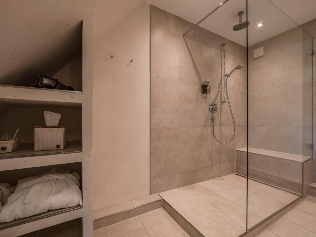 カイトゥムにあるBoutiquehotel Seiler Hof Keitumのバスルーム(ガラスドア付きのシャワー付)