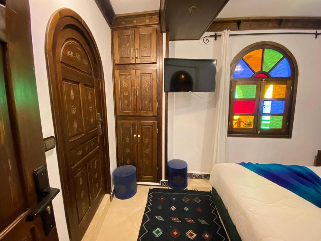 Postel nebo postele na pokoji v ubytování Riad Gharnata