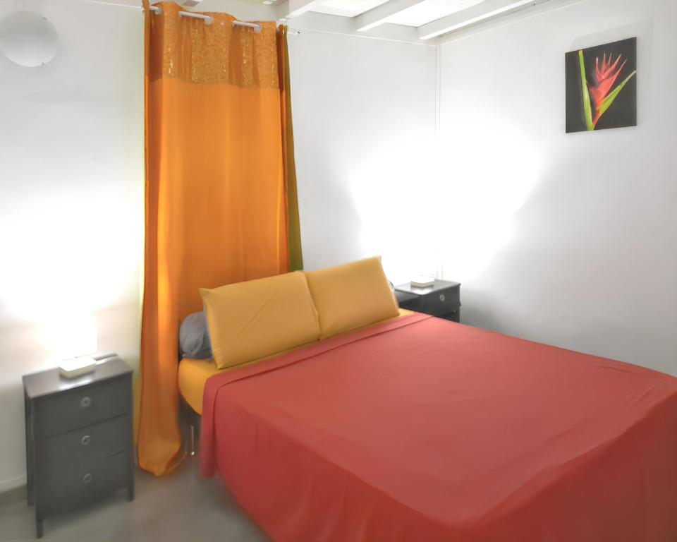Ένα ή περισσότερα κρεβάτια σε δωμάτιο στο Maison de 2 chambres avec piscine partagee jacuzzi et jardin clos a Sainte Rose a 3 km de la plage