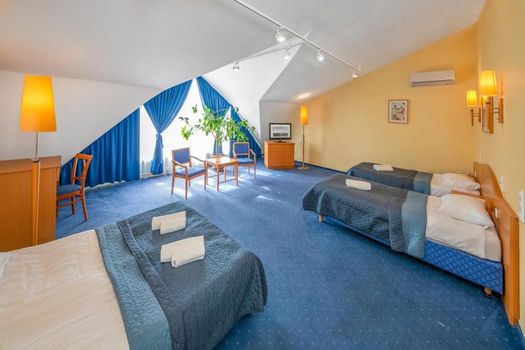 Postel nebo postele na pokoji v ubytování Corvin Hotel Budapest Sissi Wing
