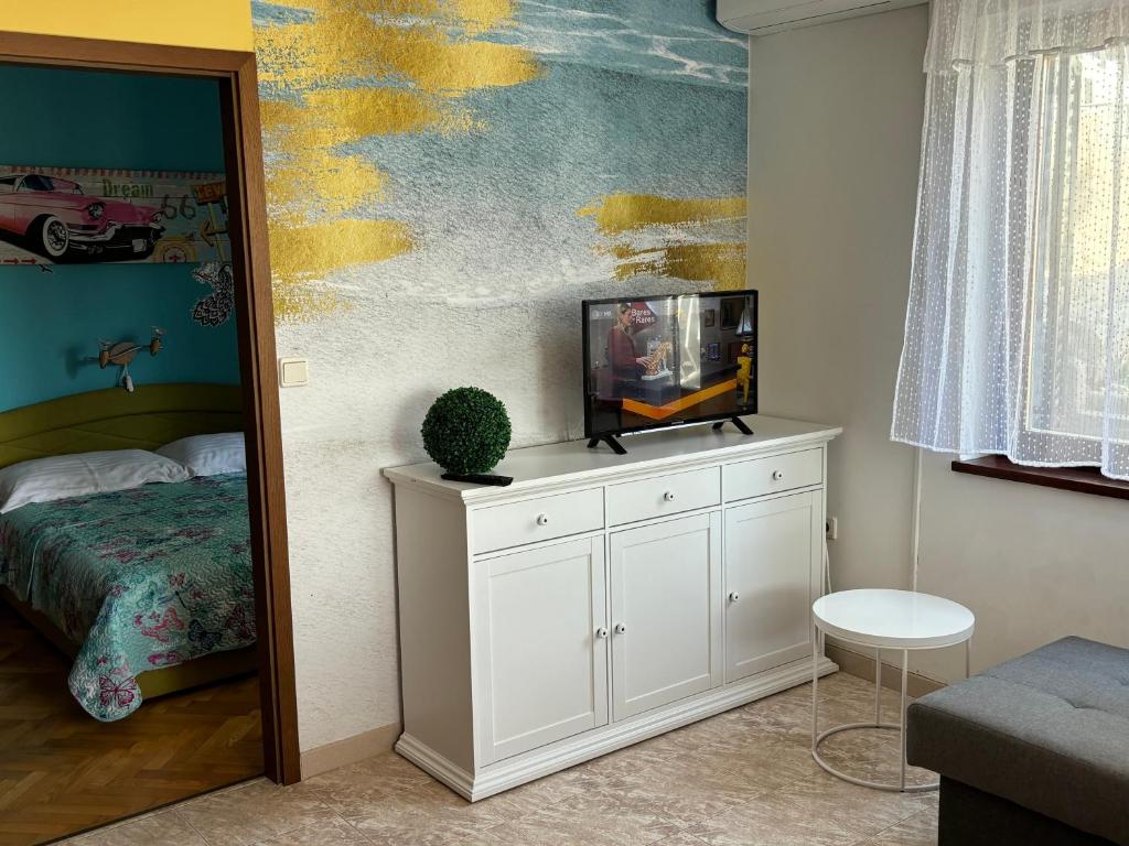Telewizja i/lub zestaw kina domowego w obiekcie Apartment Jasna B