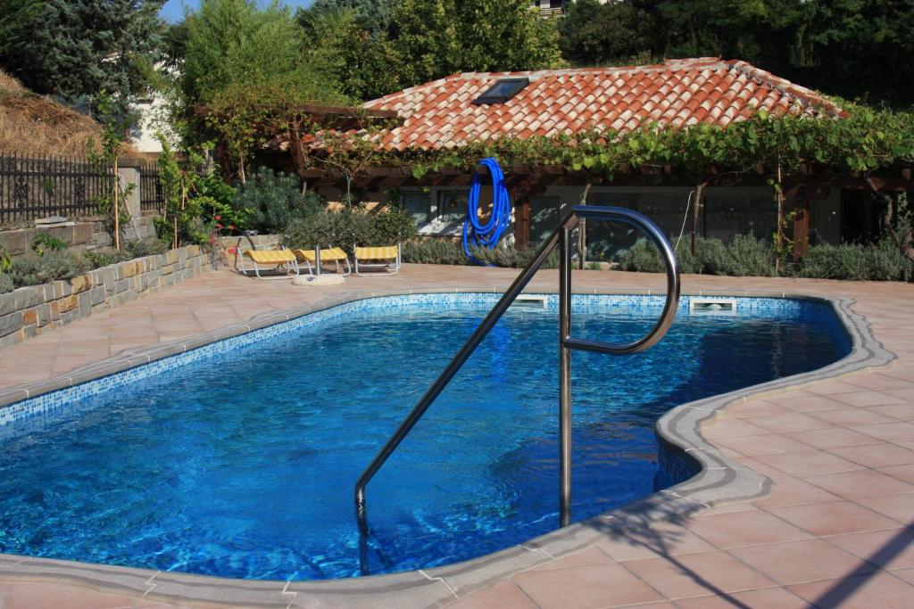 een zwembad met een glijbaan in een tuin bij Rooms & Apartments Giulia in Portorož